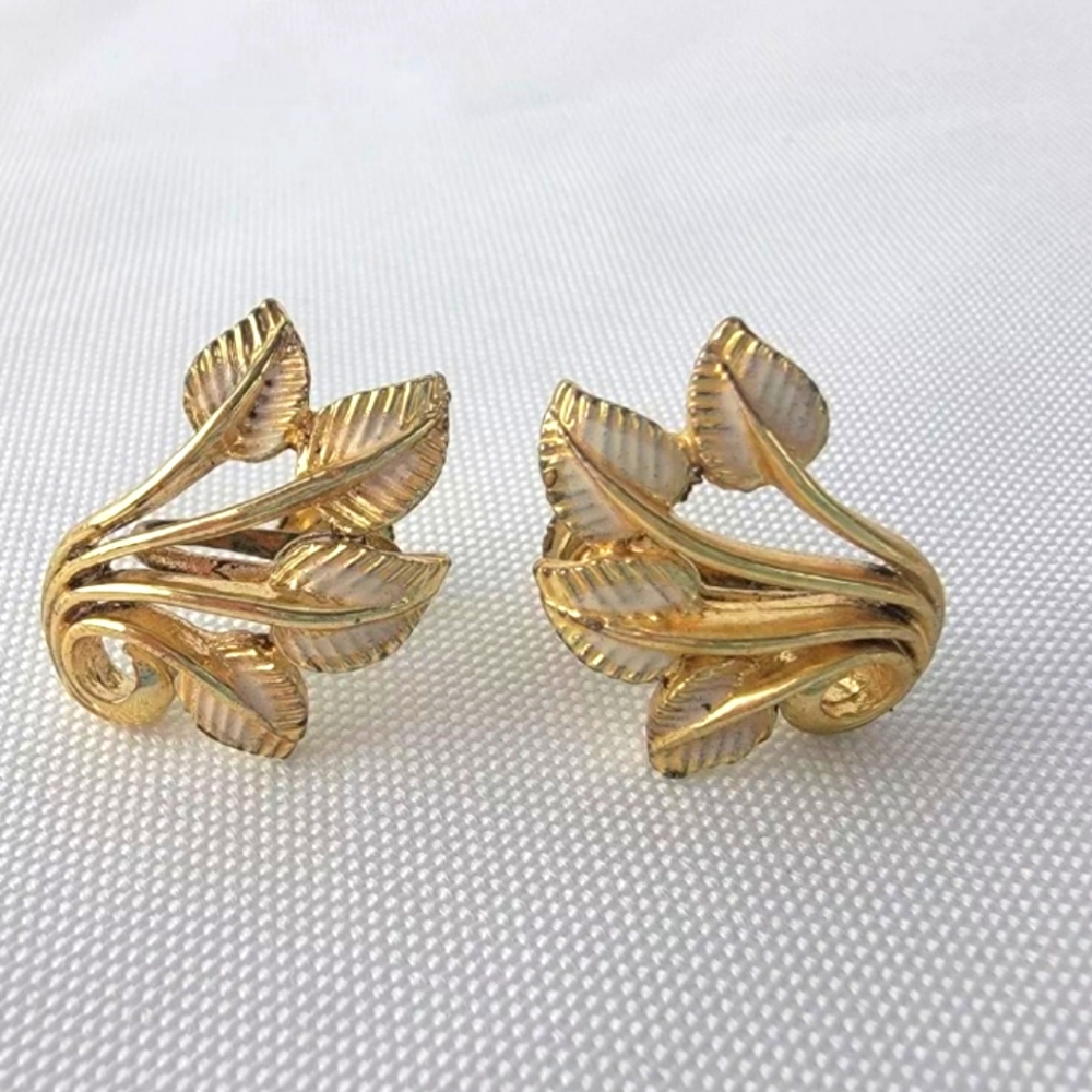 Oro Gold White Flower Vintage Clip On Earrings Signed